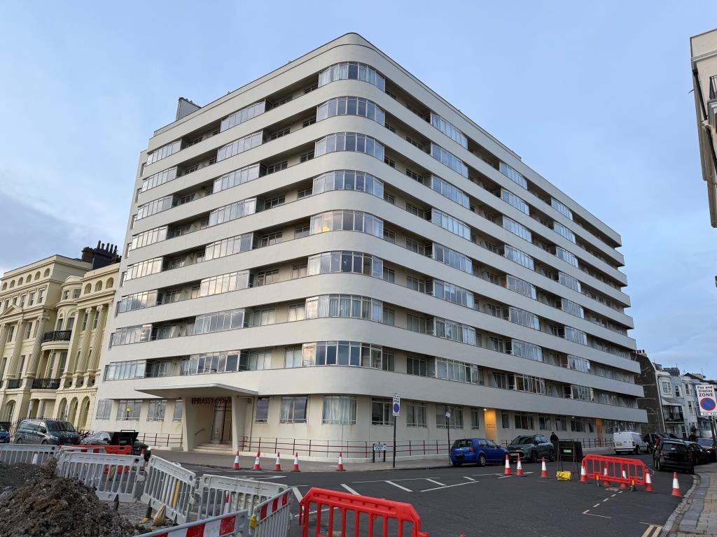 Lot: 87 - BALCONY FLAT IN NEED OF UPDATING - View of Enbassy Court from seafront